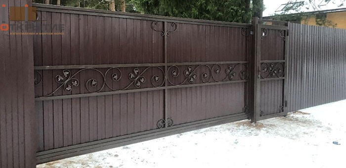 Металлические распашные ворота в Москве 