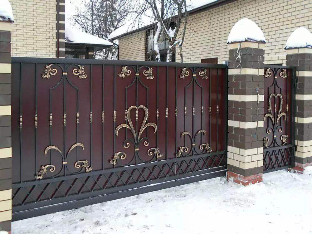 Откатные ворота с элементами ковки фото